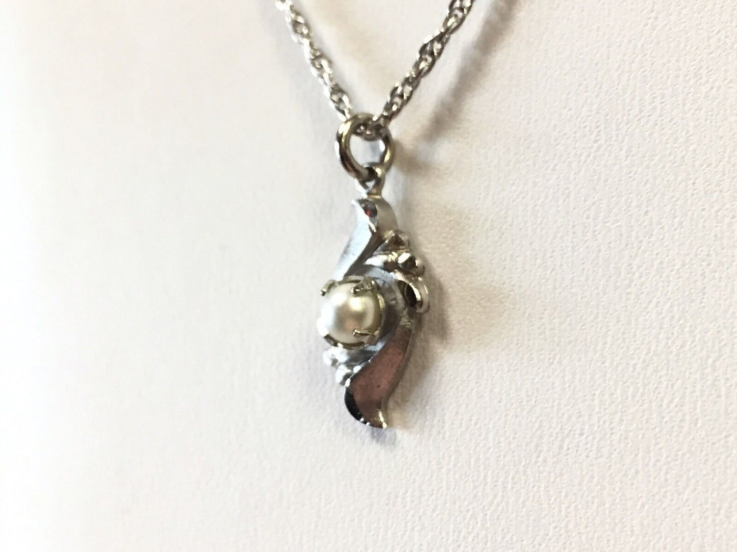 Estate 925 Sterling Silver Pearl Solitaire Romantic Setting Pendant Necklace