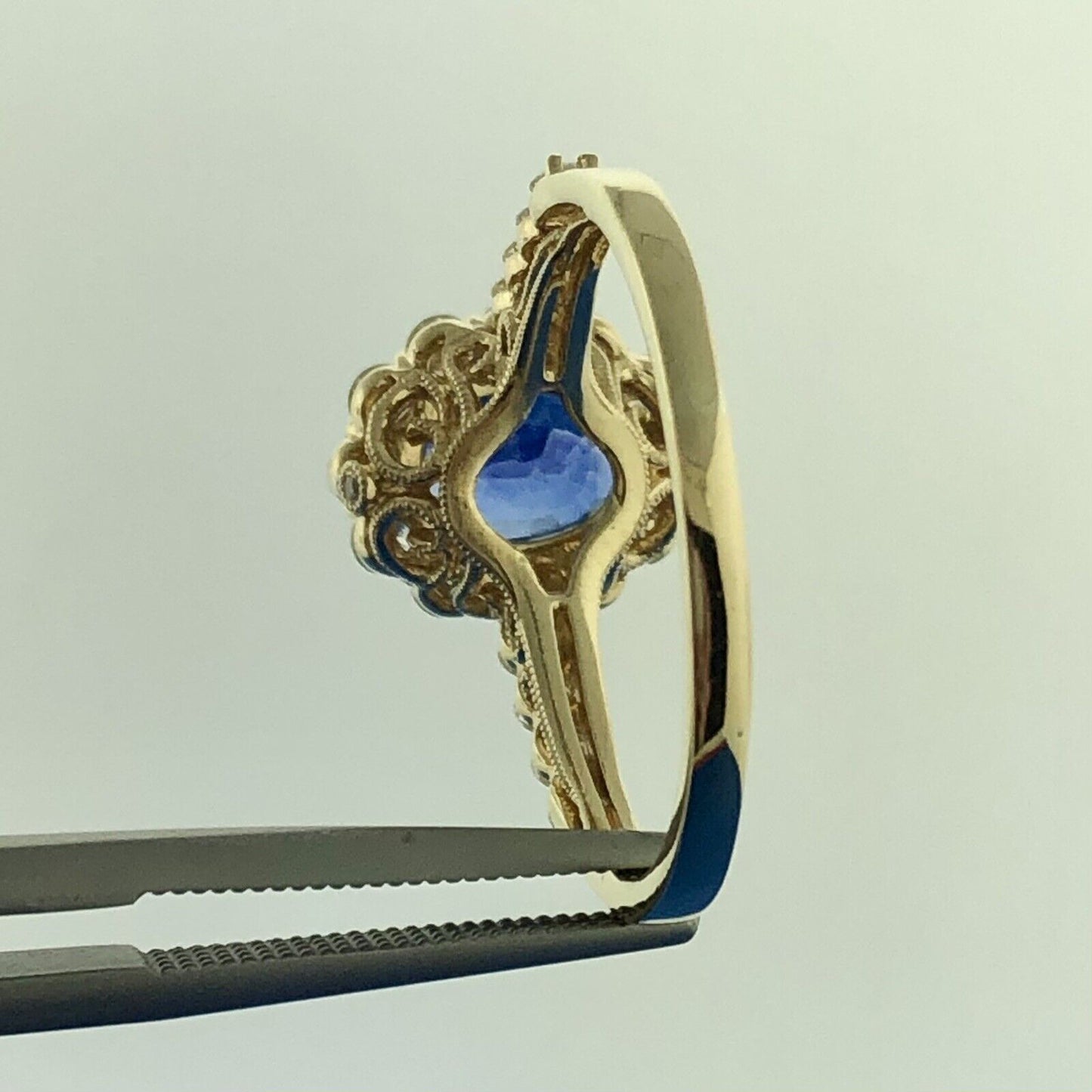 Gorgeous 18k Yellow Gold Oval Cut Sapphire Round Cut Diamond Halo Ring Size 10