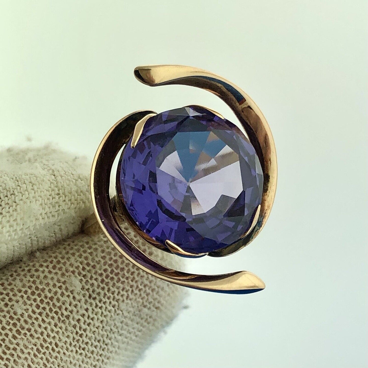 Modernist 14K Yellow Gold Purple Sapphire Solitaire Cocktail Statement Ring
