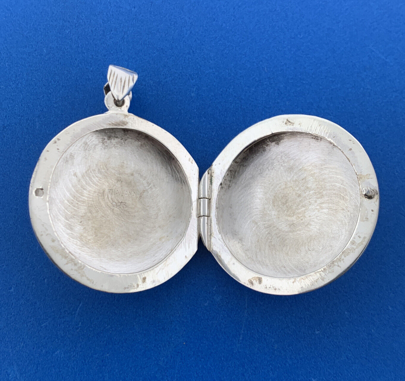 Vintage 925 Sterling Silver Floral Vine Scroll Round Locket Pendant