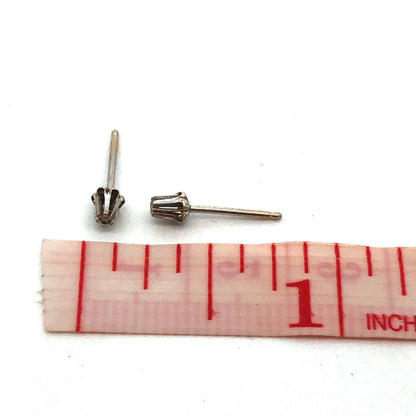 ]14K White Gold Round Diamond Flower Buttercup Starter Stud Earrings