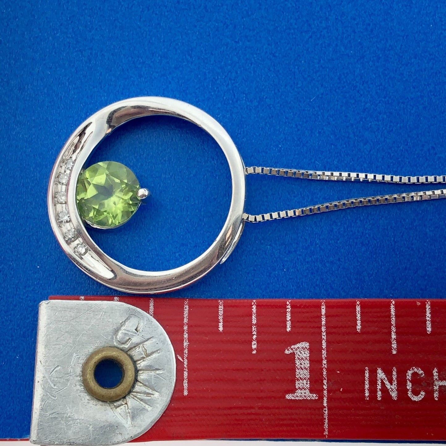 Stunning 10k White Gold Round .84ct Peridot Diamond August Pendant Necklace