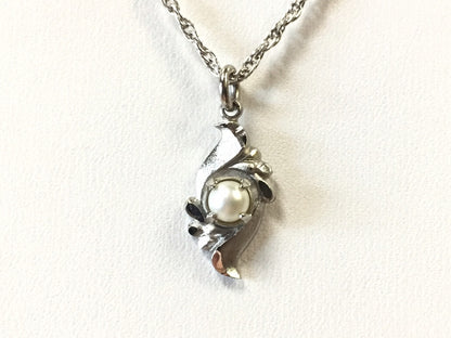 Estate 925 Sterling Silver Pearl Solitaire Romantic Setting Pendant Necklace