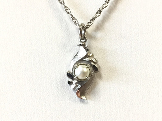 Estate 925 Sterling Silver Pearl Solitaire Romantic Setting Pendant Necklace