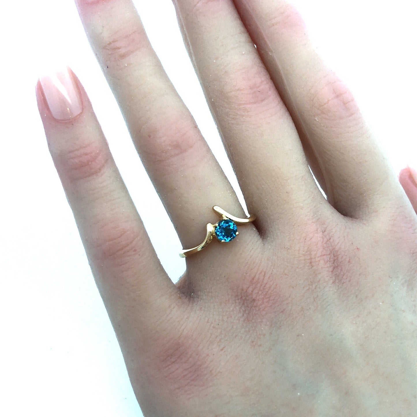 Vintage 14k Yellow Gold London Blue Topaz Ring Size 7.25