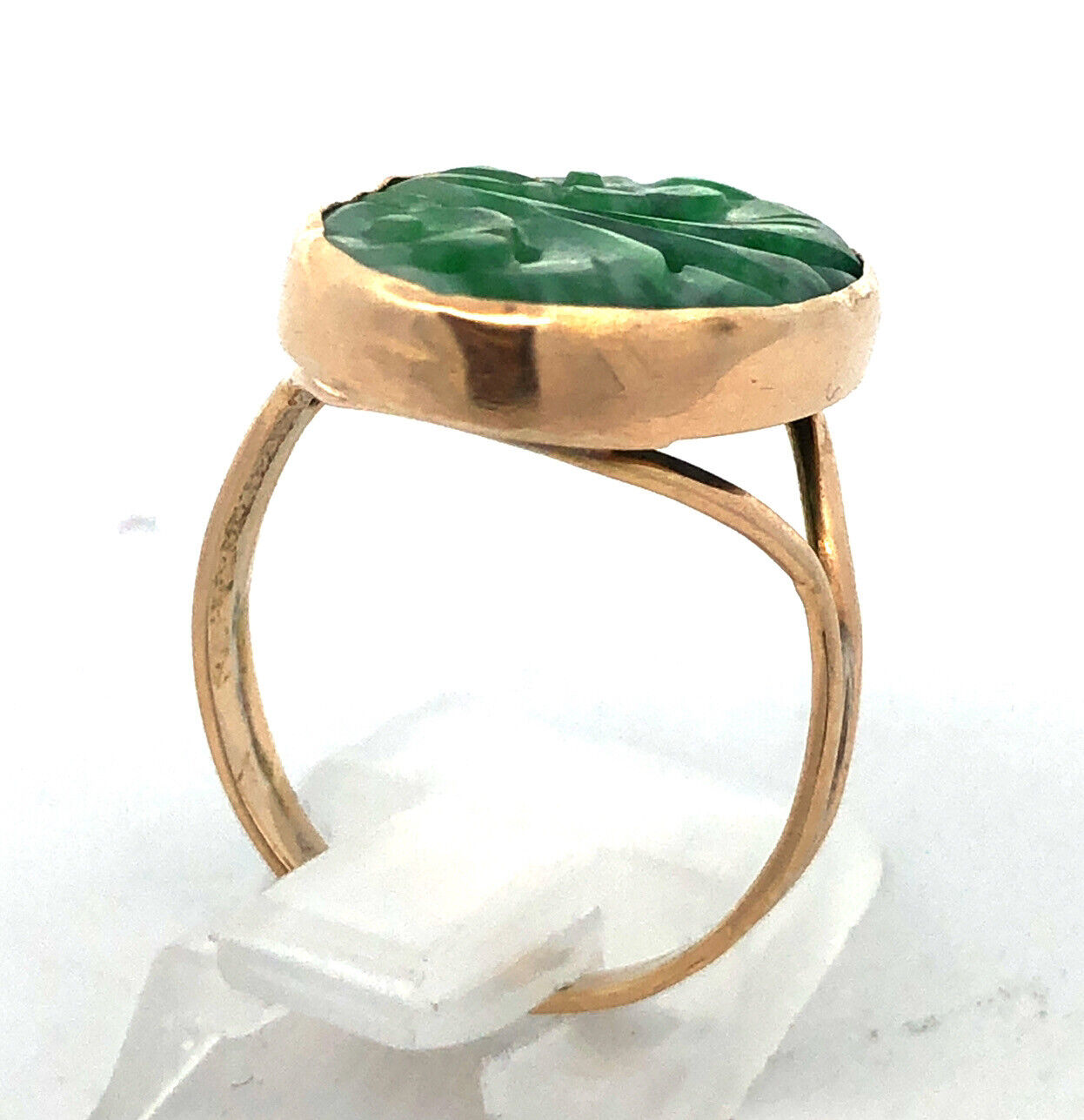 Vintage 14K Yellow Gold Oval Green Jade Hand Carved Leaves Flowers Open Ring