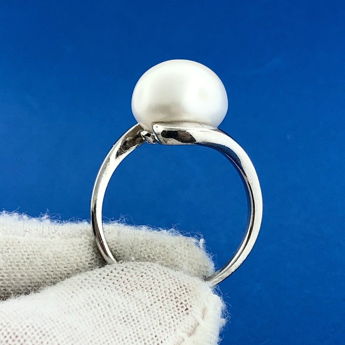 Designer 925 Sterling Silver White Mabe Pearl Solitaire Modernist Bypass Ring