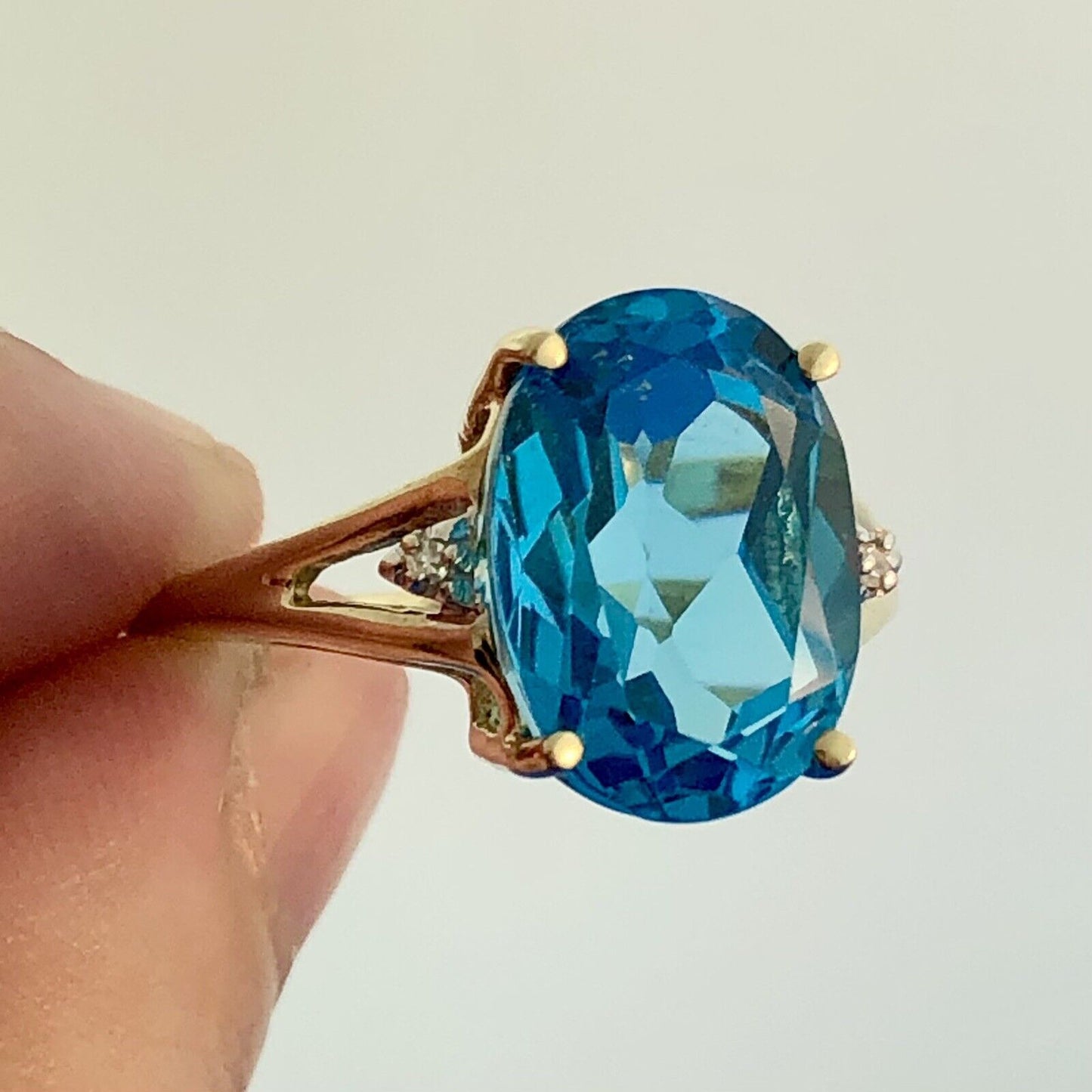Stunning 10k Yellow Gold Oval Swiss Blue Topaz Diamond Accented Ring Size 10