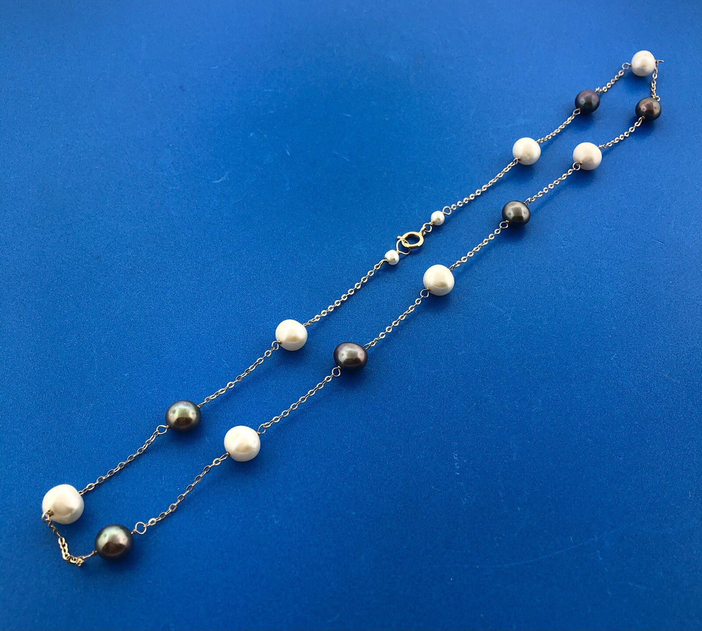 Designer 14K Yellow Gold Black And White Pearl Station Oval Link Necklace