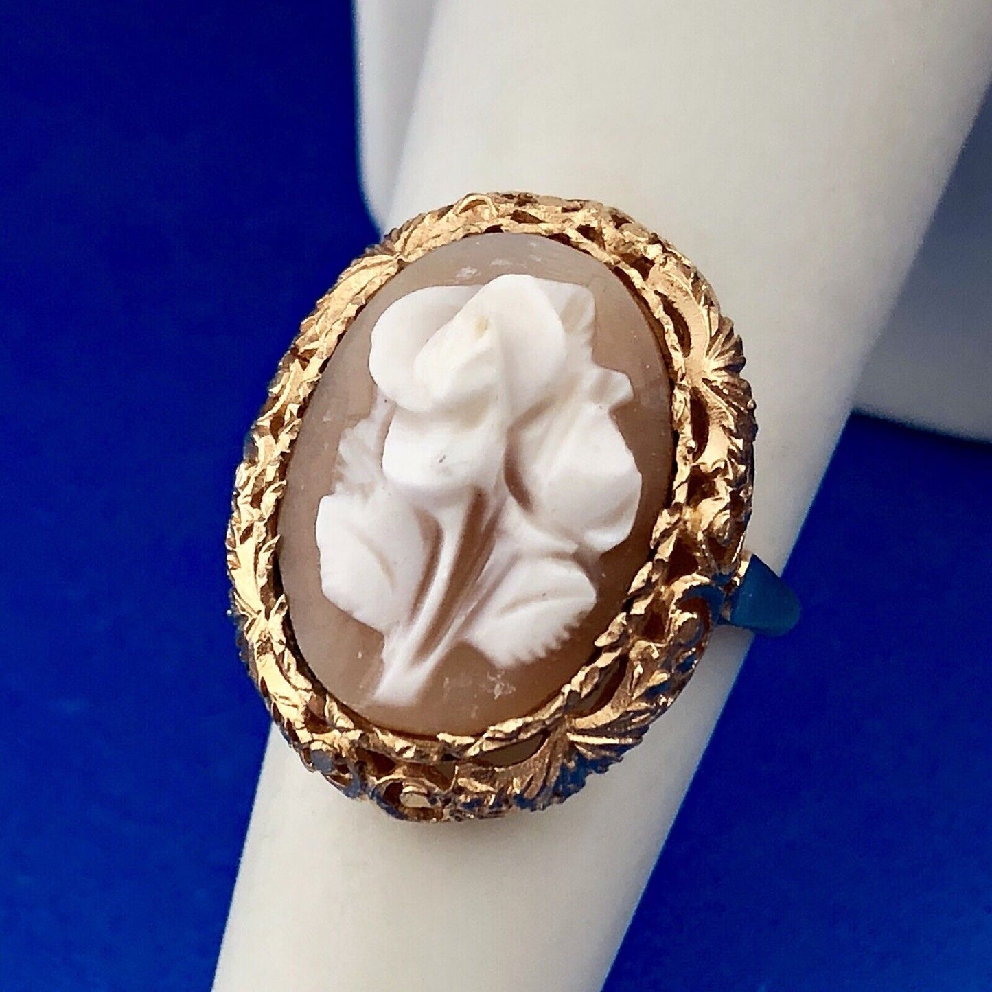 Vintage 14k Yellow Gold Carved Flower Oval Cameo Cocktail Ring Size 6.5