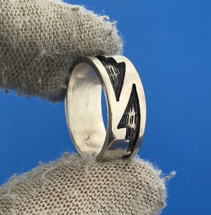 Native American Signed Sterling Silver 925 Wave Mountain Pictorial Band Ring