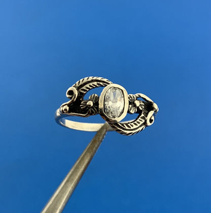 Stunning Sterling Silver 925 Oval Cut Sparkling White CZ Size 4 Floral Ring