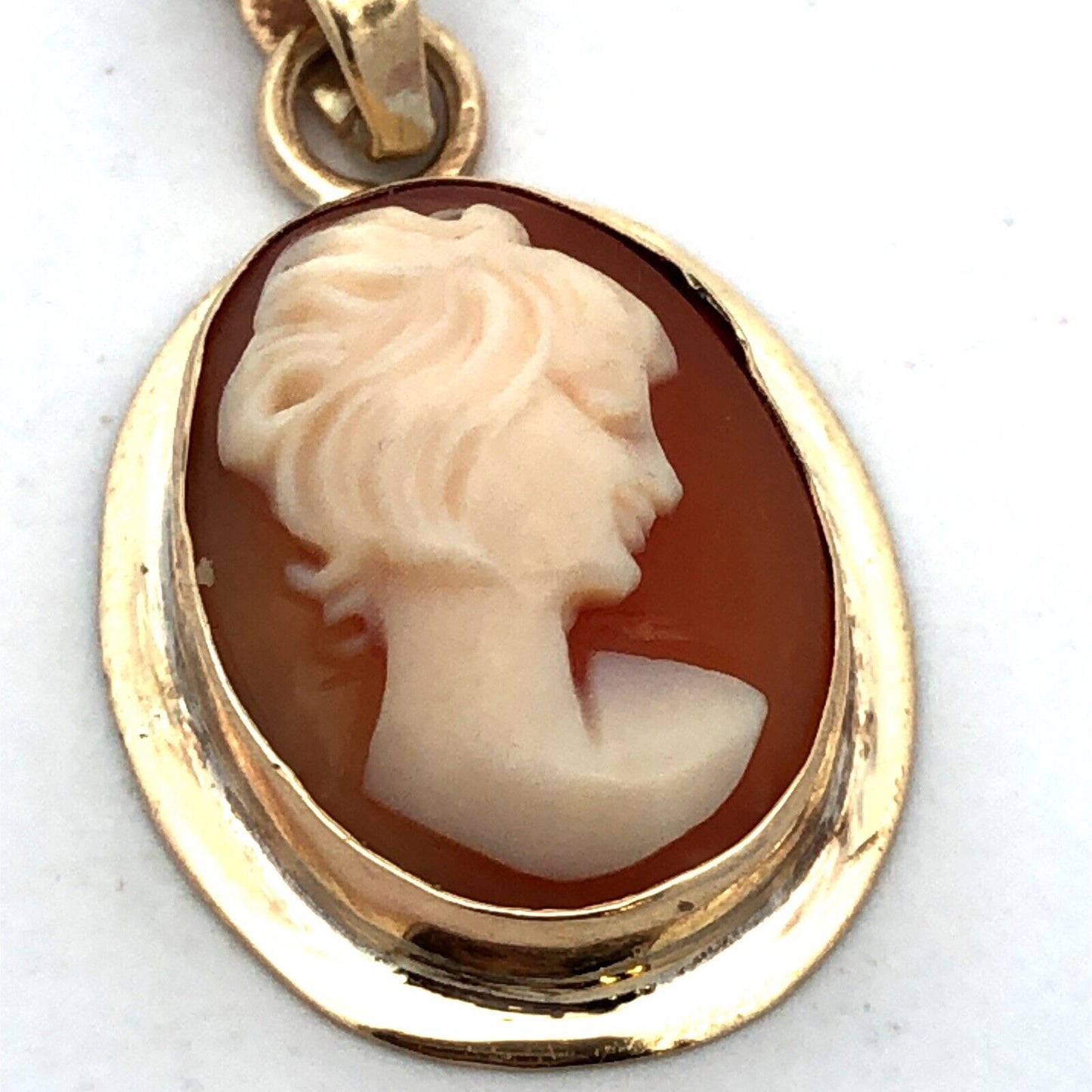 Estate 14K Yellow Gold Oval Orange White Carved Cameo Pendant