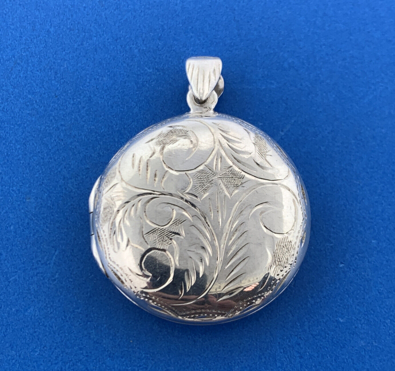 Vintage 925 Sterling Silver Floral Vine Scroll Round Locket Pendant
