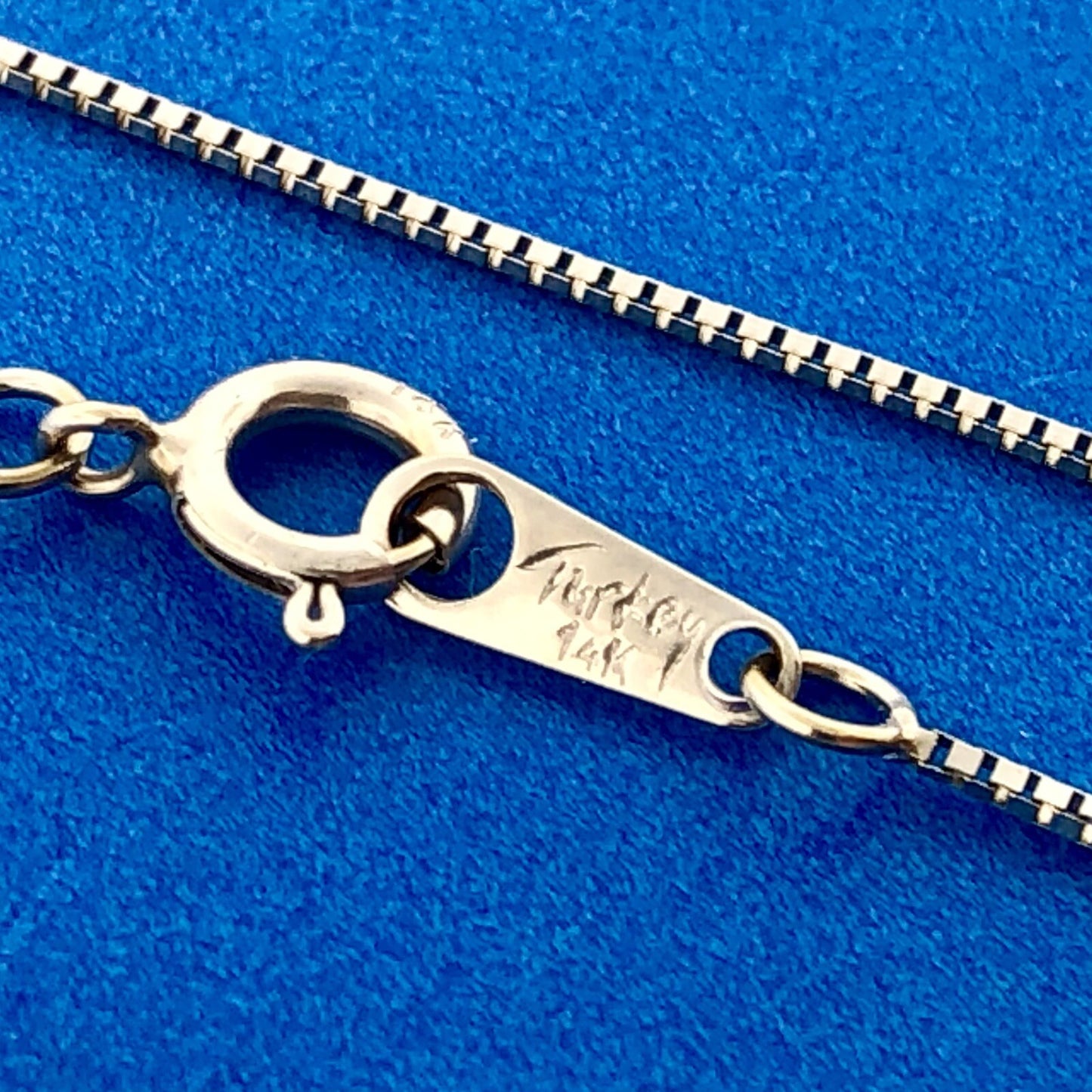 Stunning 10k White Gold Round .84ct Peridot Diamond August Pendant Necklace