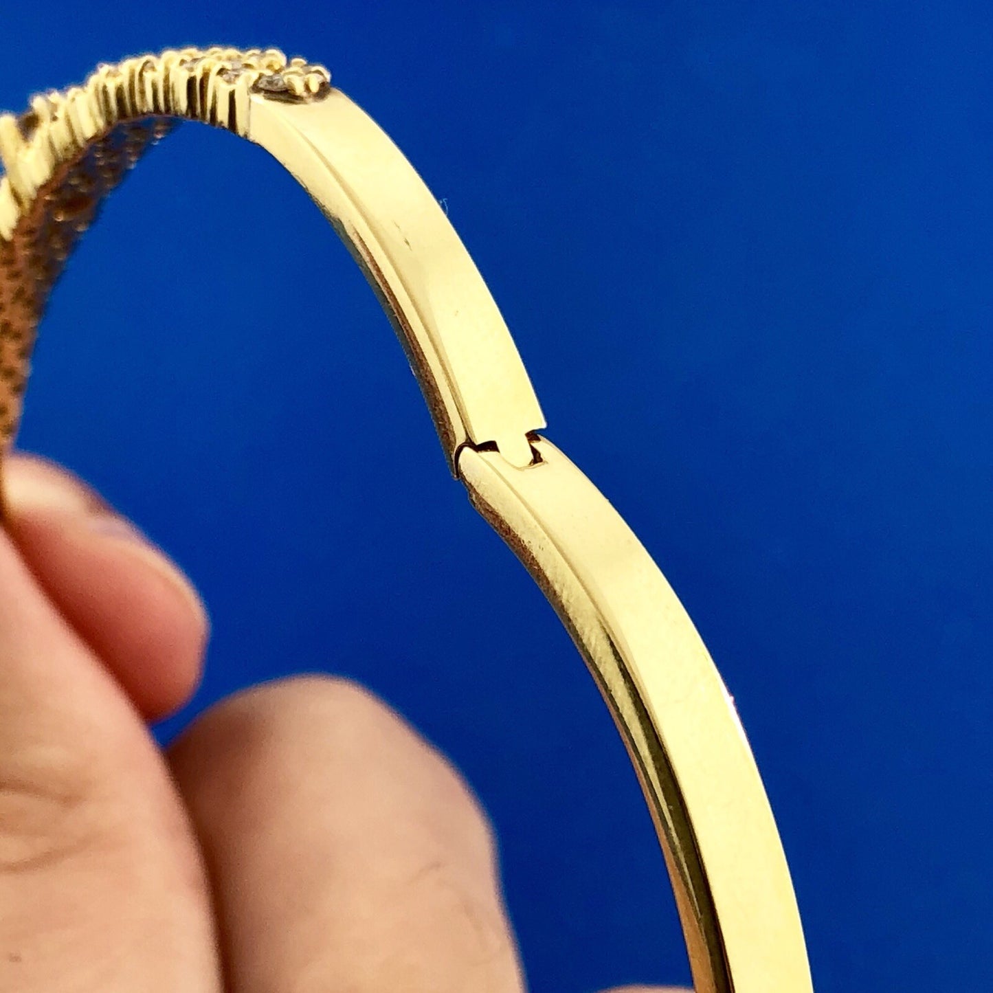 Vintage Designer Elegant 18K Yellow Gold Diamond Hinged Bangle Cuff Bracelet