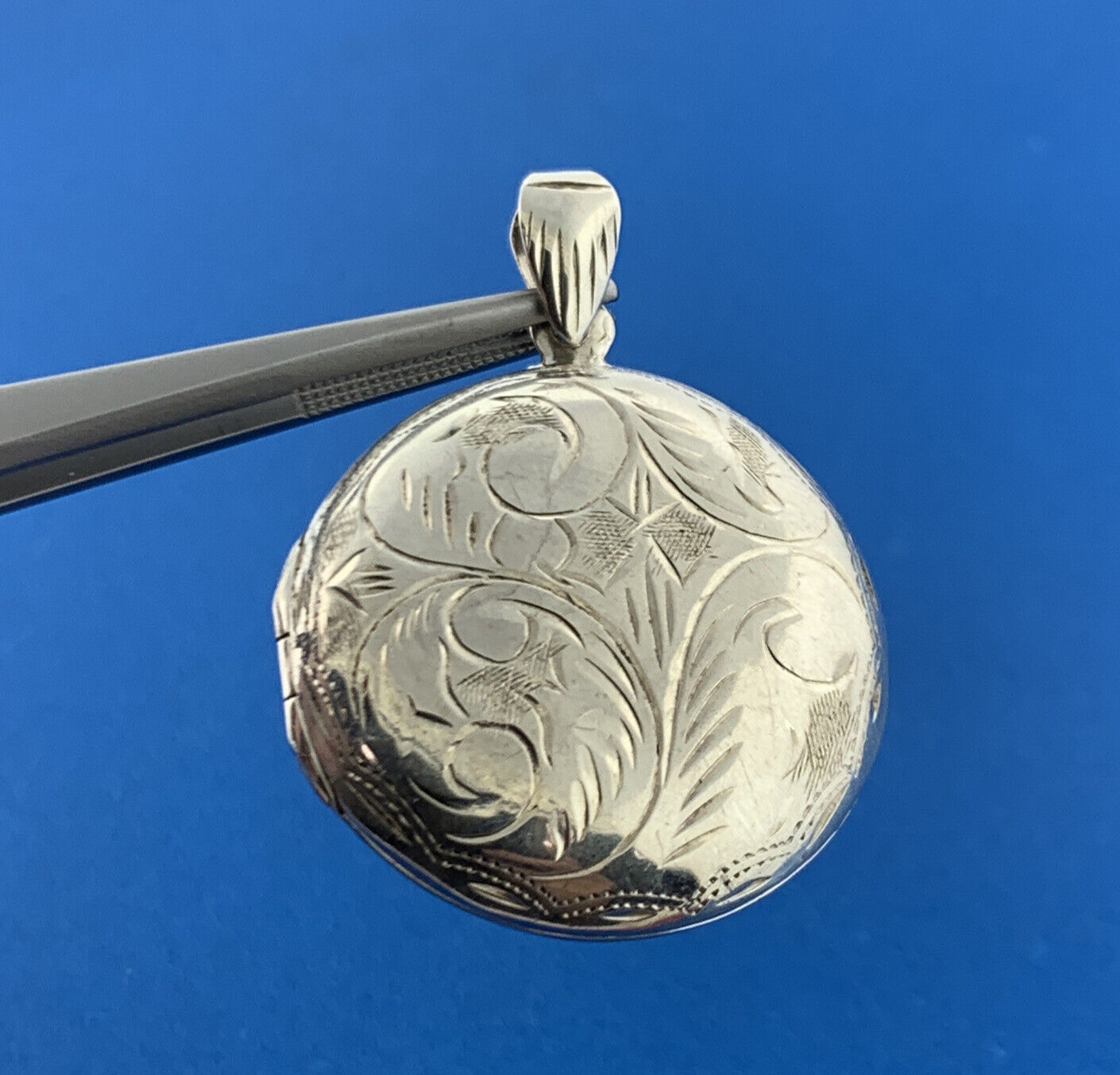Vintage 925 Sterling Silver Floral Vine Scroll Round Locket Pendant