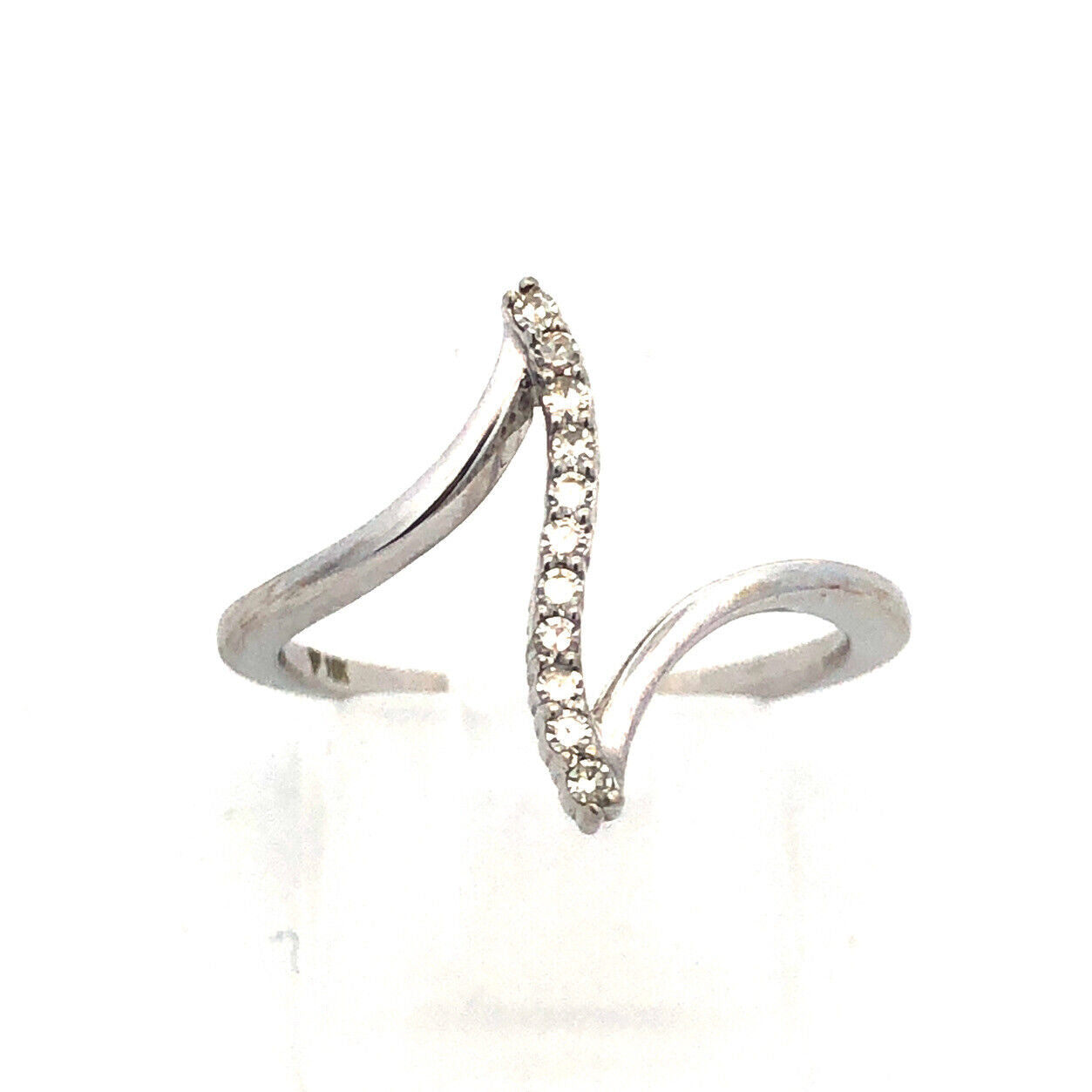 Gorgeous 10k White Gold Round Cut Diamond Vertical Modernist Bypass Ring Size 7