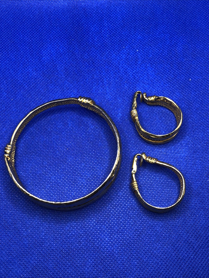 Vintage Runway Ready Gold Tone Textured Cuff Bracelet Clip-On Earrings 3 Pc Set