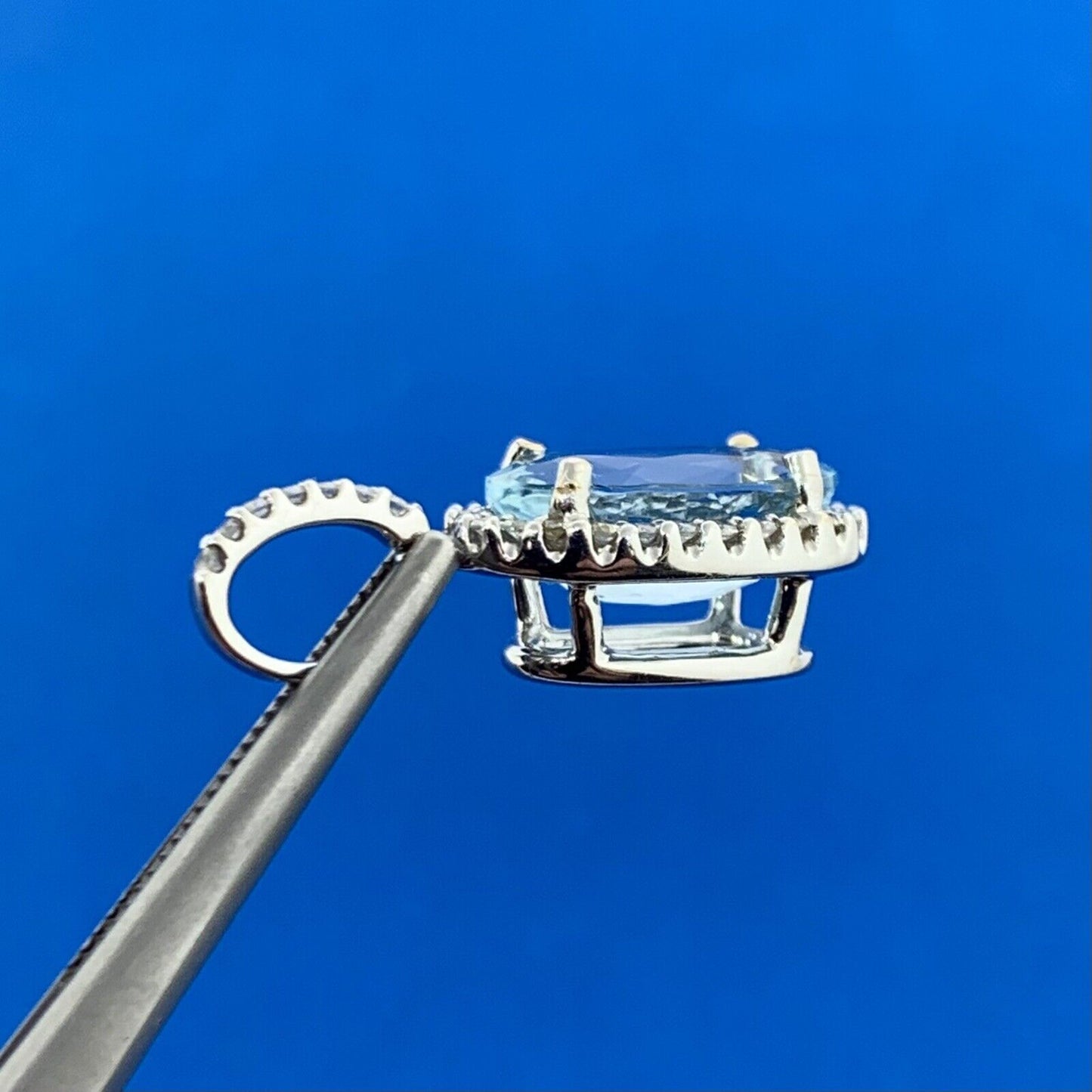 18K White Gold Oval Aquamarine Diamond Halo Pendant