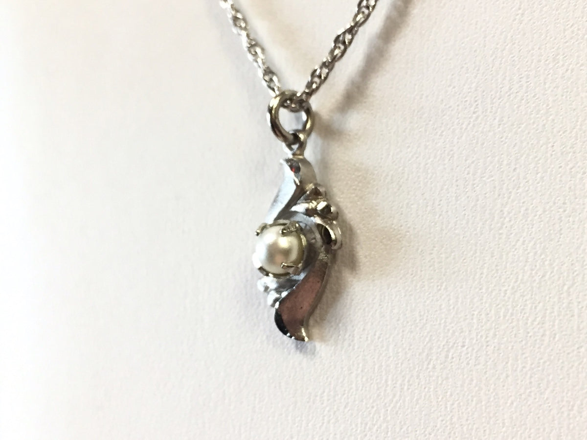Estate 925 Sterling Silver Pearl Solitaire Romantic Setting Pendant Necklace