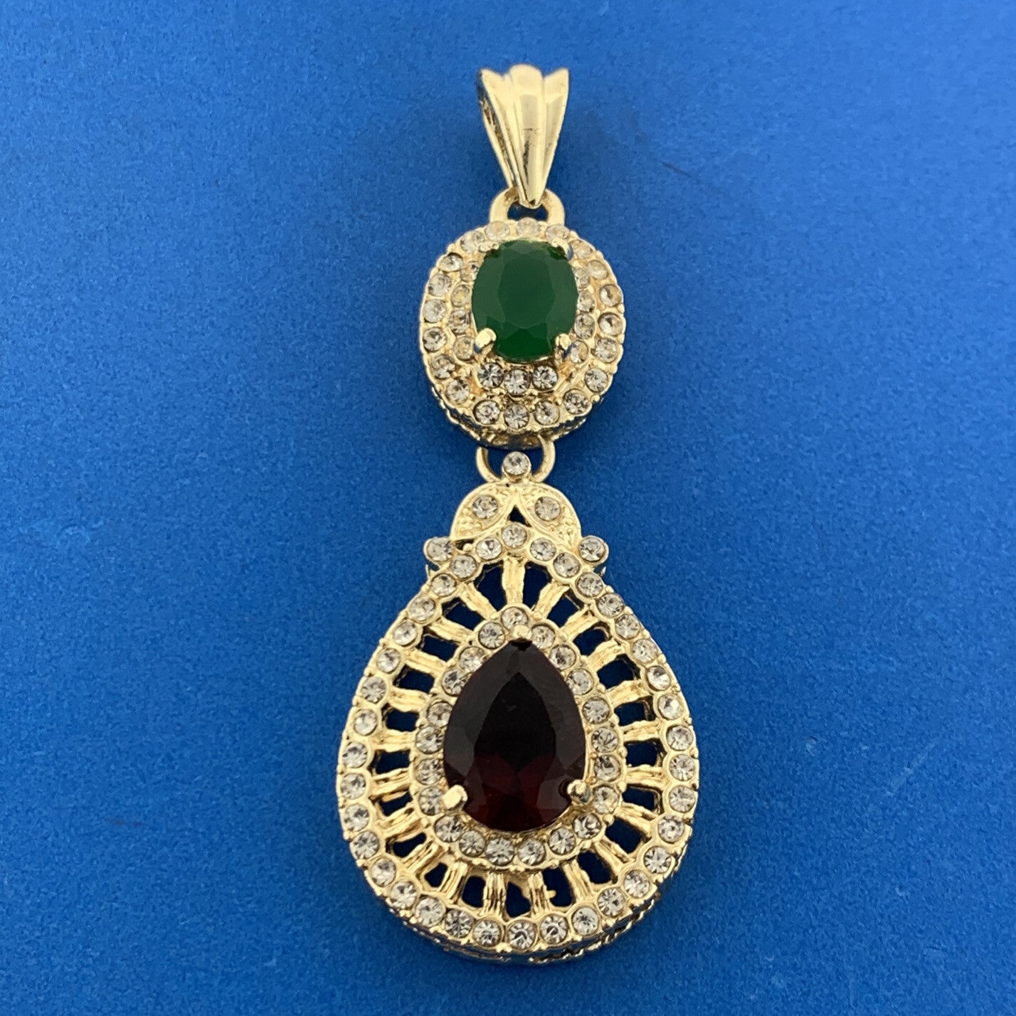 Designer FY Gold Tone Red Green Glass Crystal Rhinestone Pendant Earrings Set