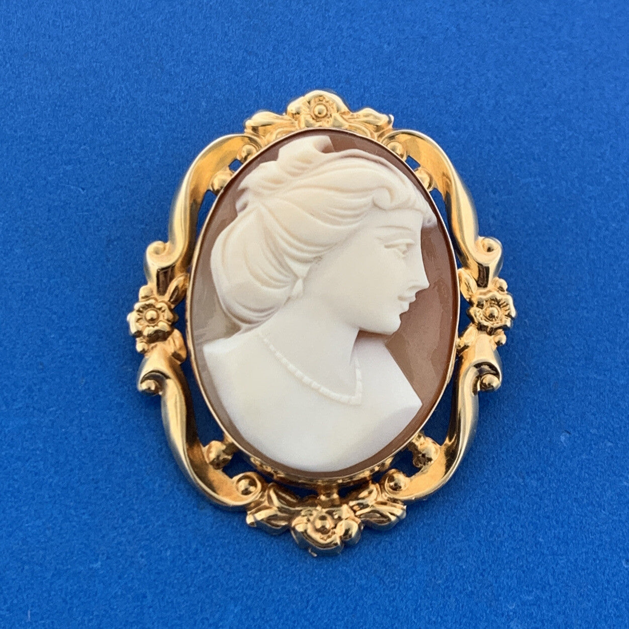 Estate 14K Yellow Gold Carved Cameo Floral Scroll Bezel Pin Brooch Pendant