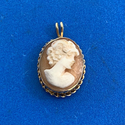 Vintage Designer 14K Yellow Gold Oval Cameo Pendant