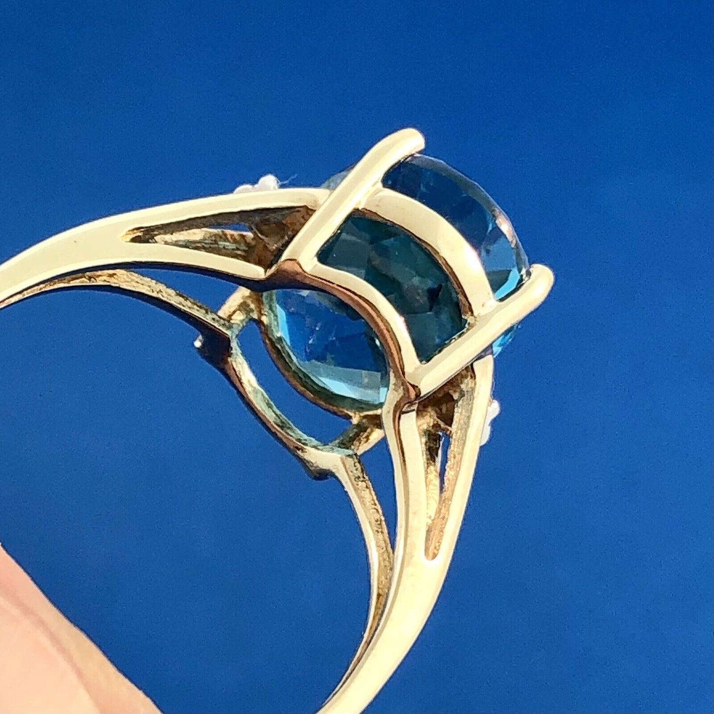 Stunning 10k Yellow Gold Oval Swiss Blue Topaz Diamond Accented Ring Size 10