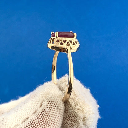 Vintage 10K Yellow Gold Oval Ruby July Anniversary Occasion Ring