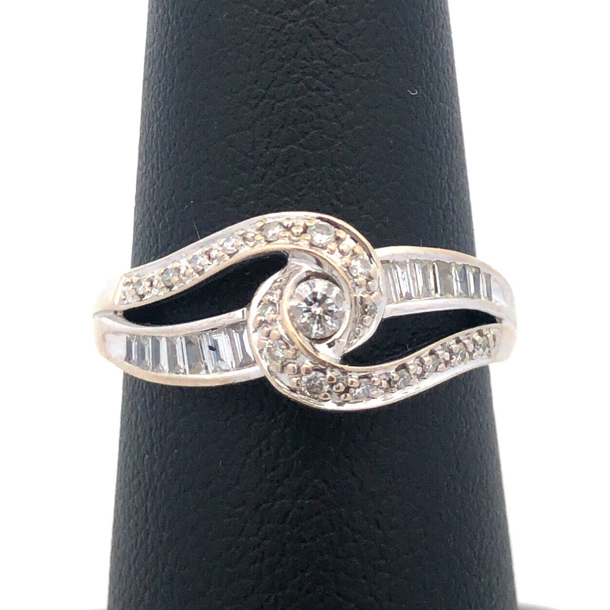 Gorgeous 14k White Gold Baguette Round Cut Diamond Intertwined Ring Size 7