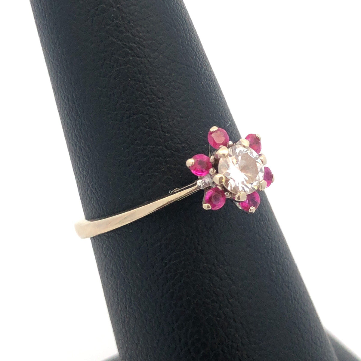 Gorgeous 18K Yellow Gold Round Cut Diamond Pink Ruby Flower Cluster Ring