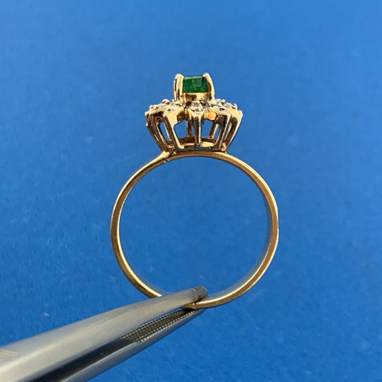 Gorgeous 14k Yellow Gold Oval Cut Deep Green Emerald Diamond Accent Ring Size 6