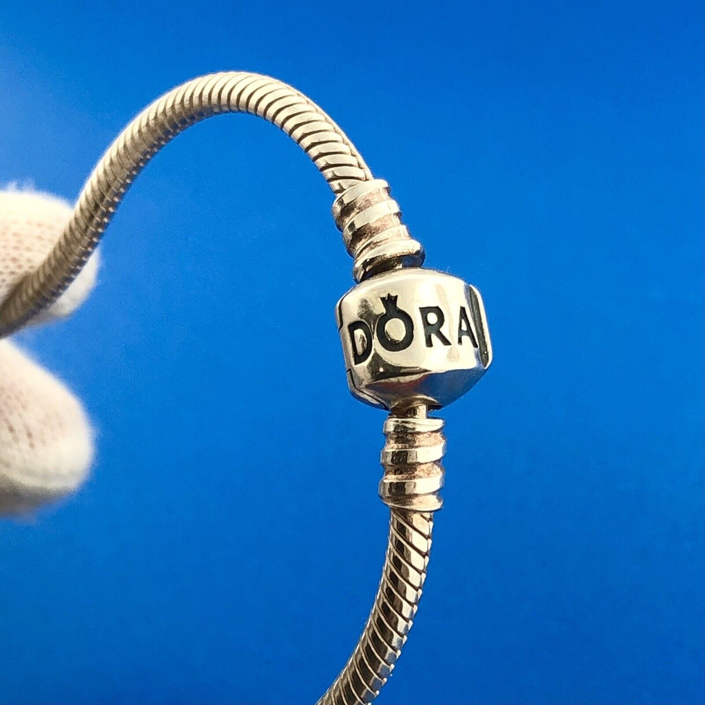 Authentic PANDORA Moments 590702 Sterling Silver Iconic Barrel Charm Bracelet