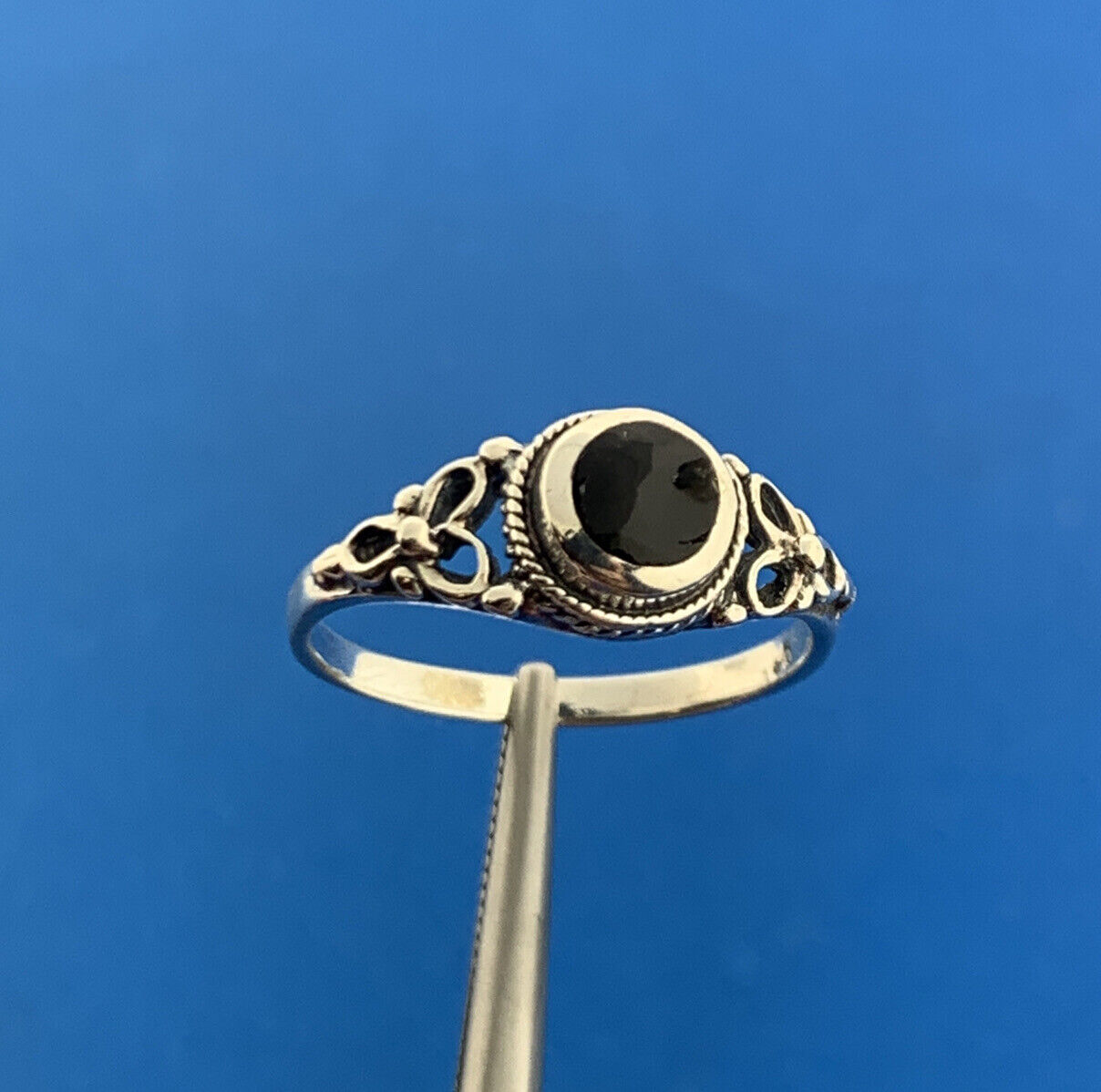 Vintage 925 Sterling Silver Black Onyx Cabochon Floral Openwork Petite Ring