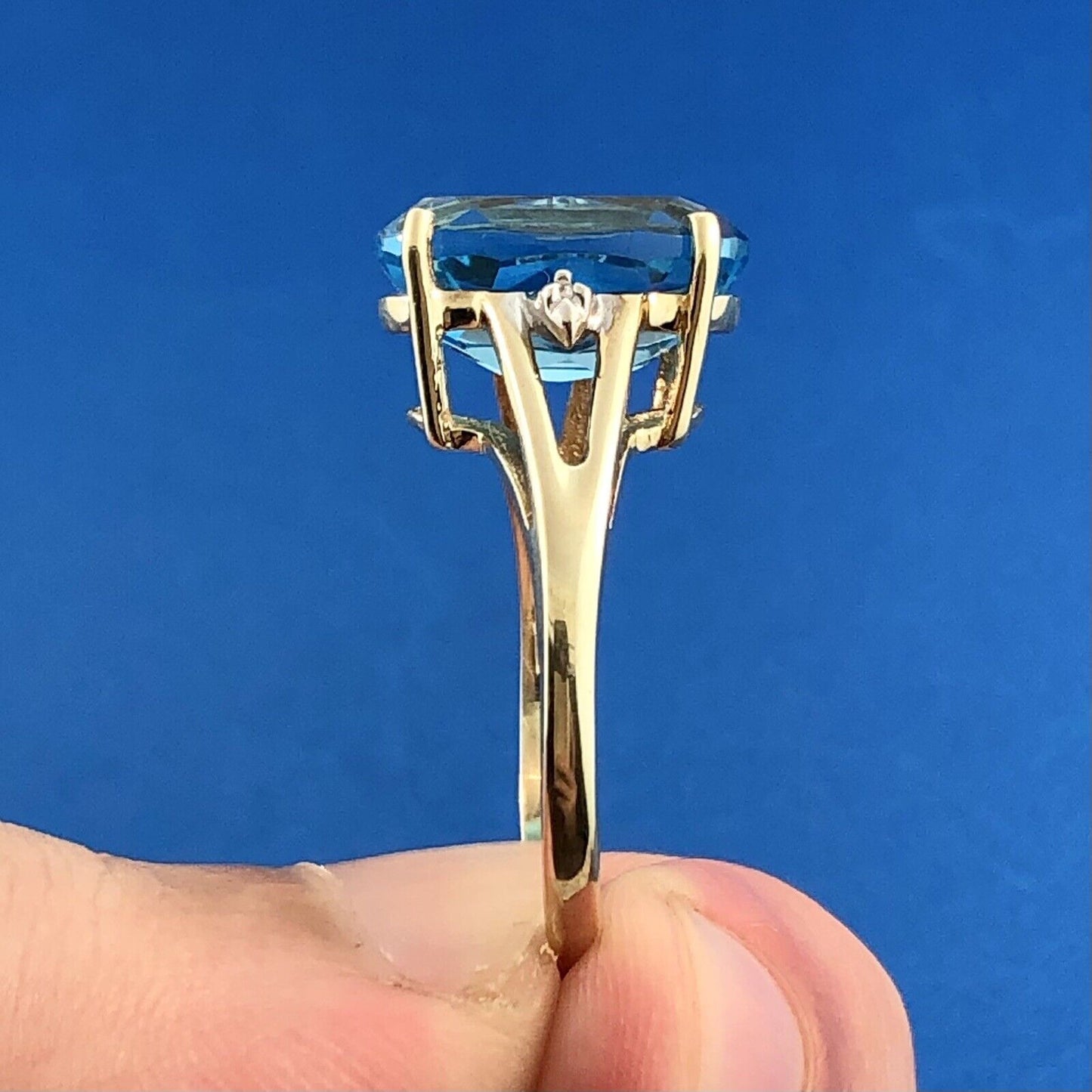 Stunning 10k Yellow Gold Oval Swiss Blue Topaz Diamond Accented Ring Size 10