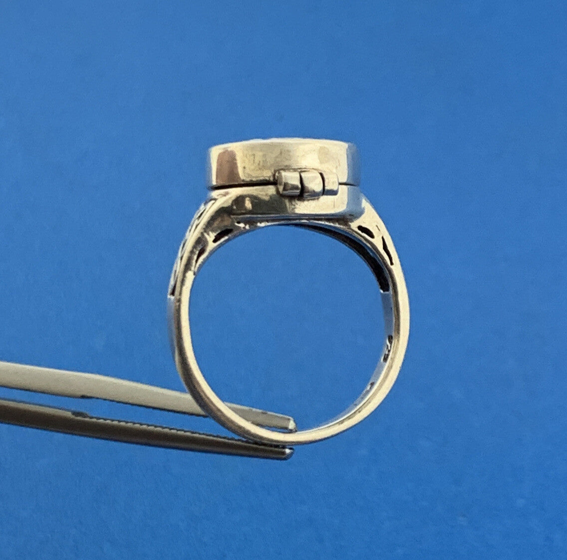 Peter Stone PSCL 925 Sterling Silver Celtic Claddagh Heart Poison Pill Ring