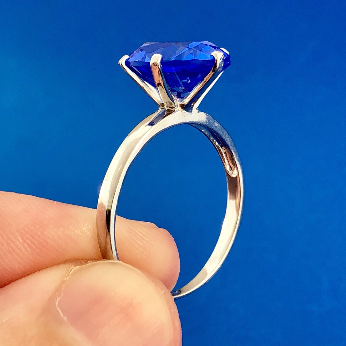 Stunning 925 Sterling Silver Oval Blue Cubic Zircoina CZ Solitaire Cocktail Ring