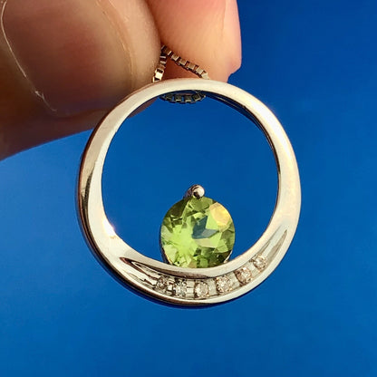 Stunning 10k White Gold Round .84ct Peridot Diamond August Pendant Necklace