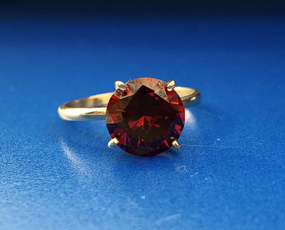 Vintage Designer 14K Yellow Gold Round Red Quartz Solitaire January Ring