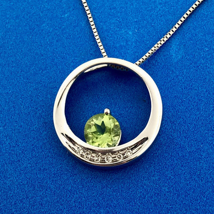 Stunning 10k White Gold Round .84ct Peridot Diamond August Pendant Necklace