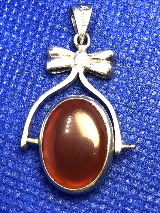 Designer A 925 Sterling Silver Oval Green Onyx and Carnelian Bow Spinner Pendant