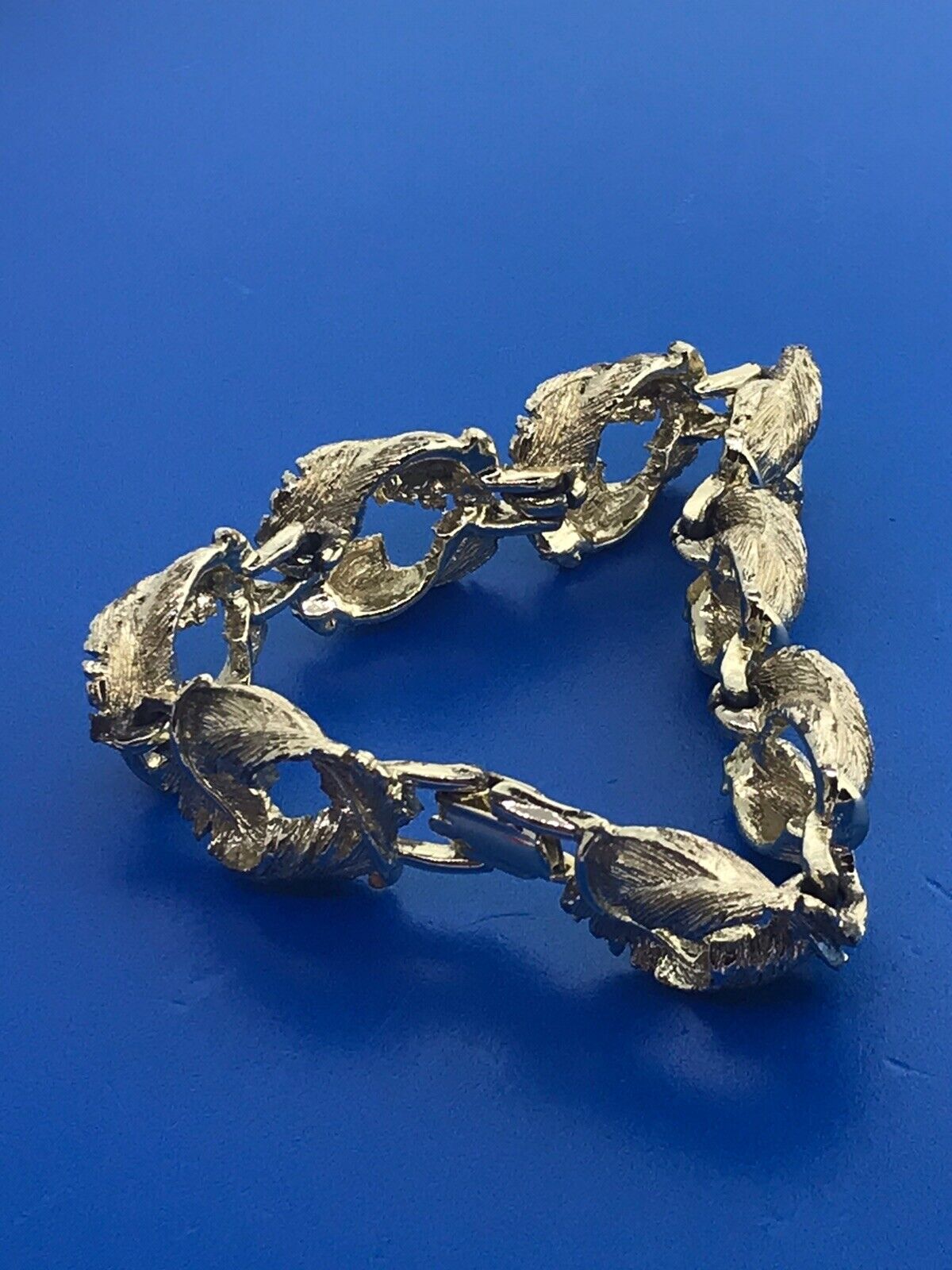 Retro Gold Tone Leaf Ribbon Wreath Circle Chunky Panel Link Bracelet
