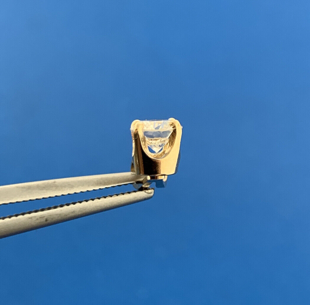 Gorgeous 14k Yellow Gold Round Cut White Diamond Solitaire Pendant