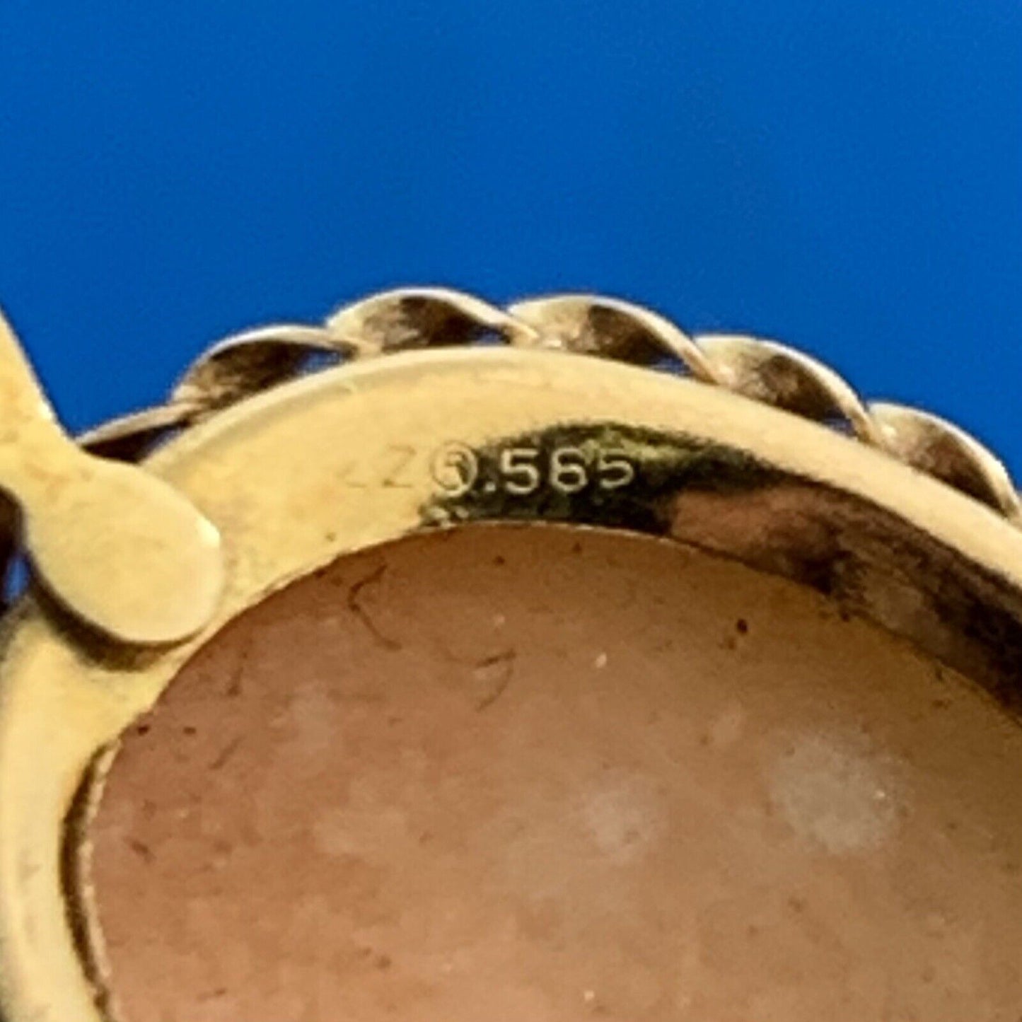 Vintage Designer 14K Yellow Gold Oval Cameo Pendant