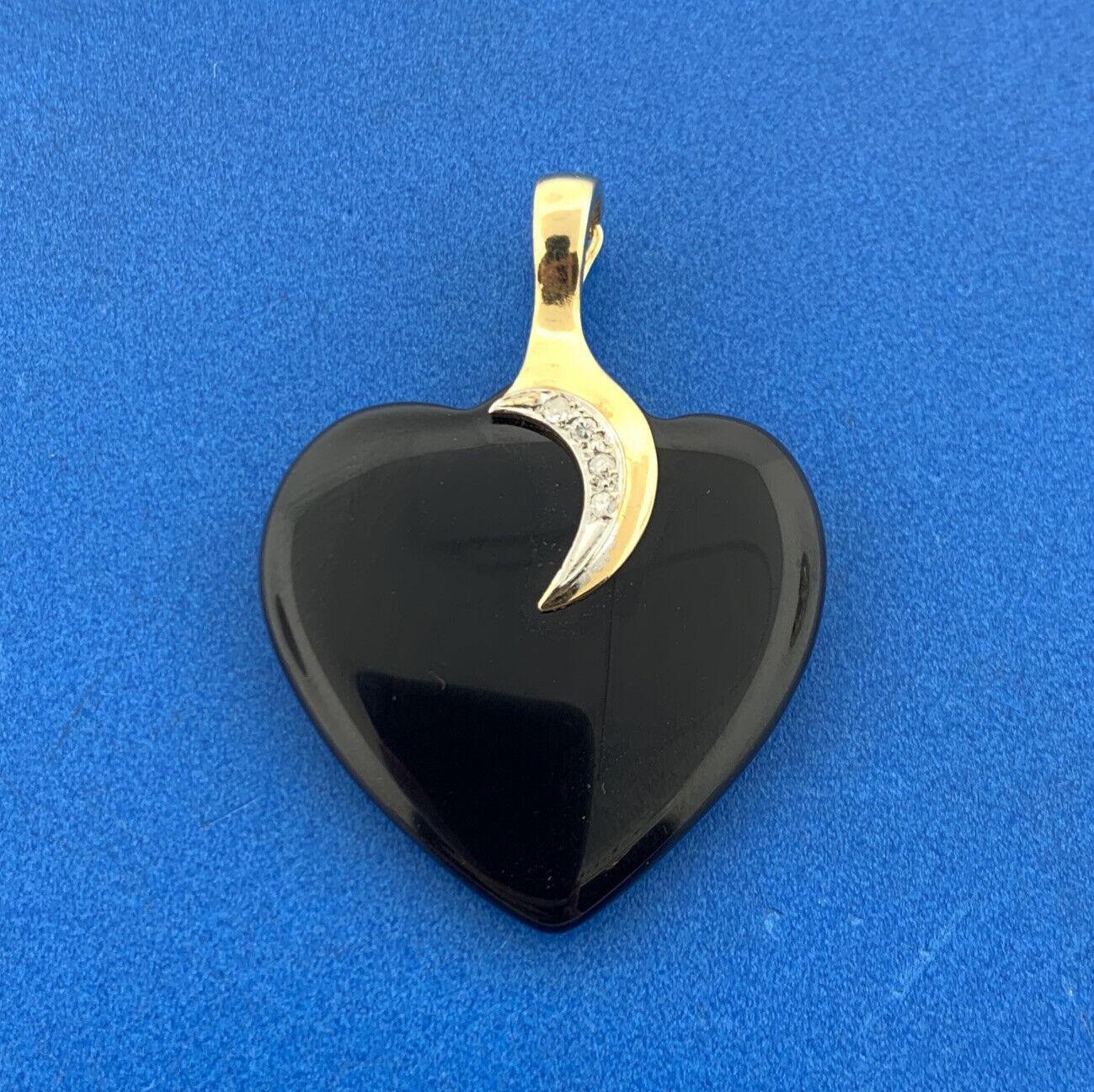 Gorgeous Designer 14k Yellow Gold Black Heart Onyx Round Diamond Accent Pendant