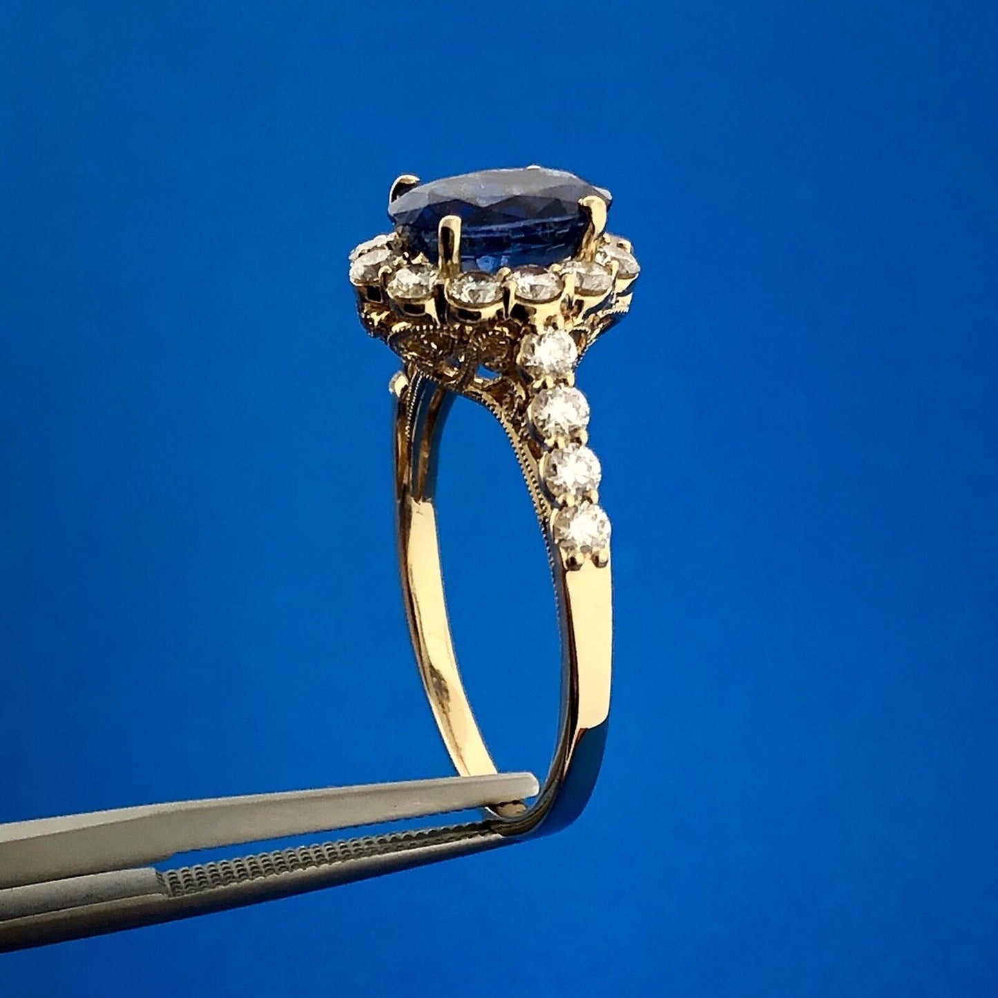 Gorgeous 18k Yellow Gold Oval Cut Sapphire Round Cut Diamond Halo Ring Size 10