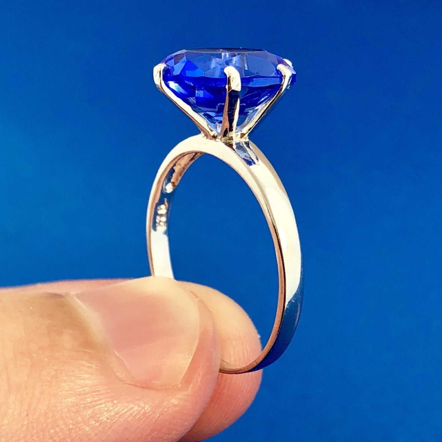Stunning 925 Sterling Silver Oval Blue Cubic Zircoina CZ Solitaire Cocktail Ring