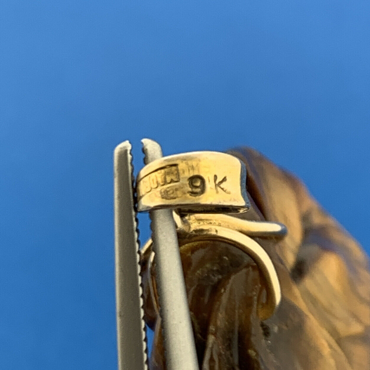 Gorgeous 9k Yellow Gold Carved Tiger's Eye Quartz Floral Stone Dangle Pendant