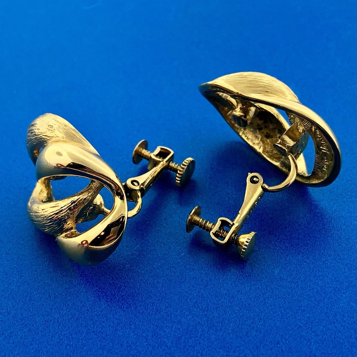 Vintage Designer Signed Napier Gold Tone Knotted Fashion Screw Back Earrings